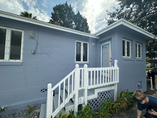 Building Photo - Cozy Cottage