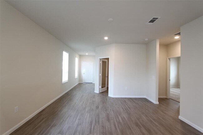Building Photo - 6423 Lakeview Haven Dr
