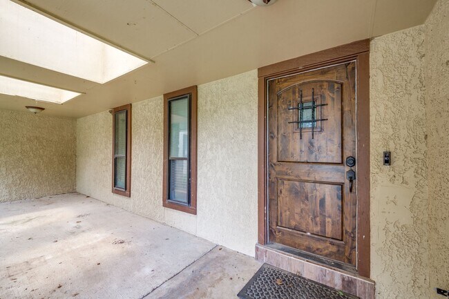Building Photo - BEAUTIFUL 3-BEDROOM, SINGLE STORY HOME IN HIDDEN FOREST
