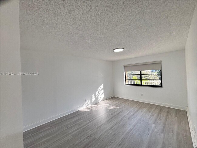 Building Photo - 9301 SW 92nd Ave