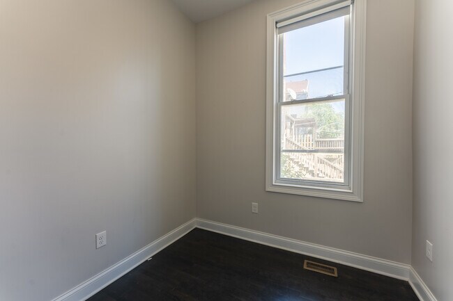 Building Photo - 2031 W 23rd St