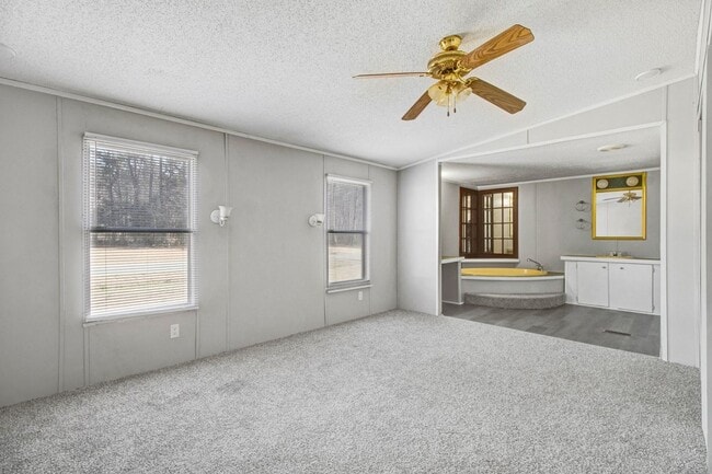 Building Photo - SPACIOUS 3 BR | 2 BA Manufactured Home in Pikeville