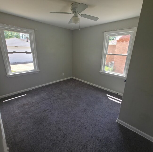 Building Photo - Single Family Home 3 beds 2 bath Available Now!