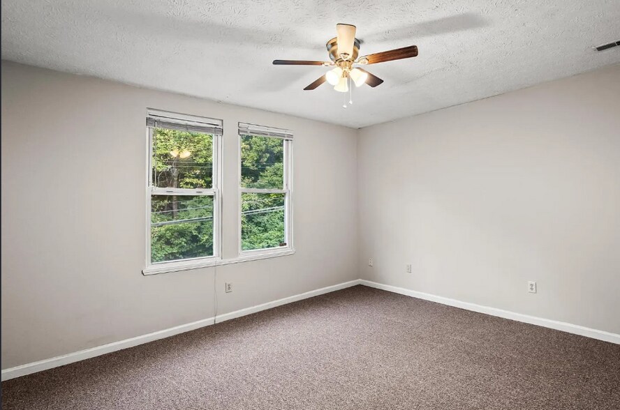 Building Photo - 2226 Ravine St