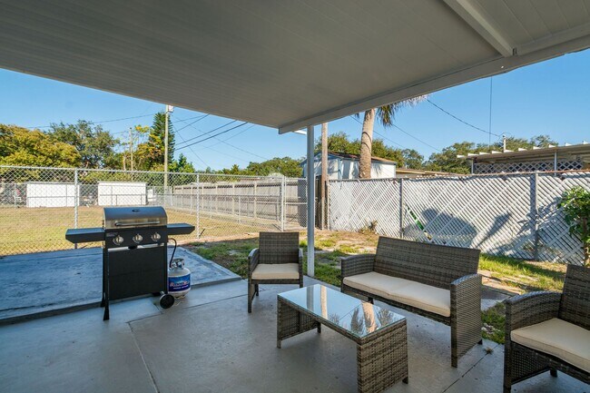 Building Photo - Fully Furnished 3BR/2BA St. Pete Home – Modern Updates & Prime Location