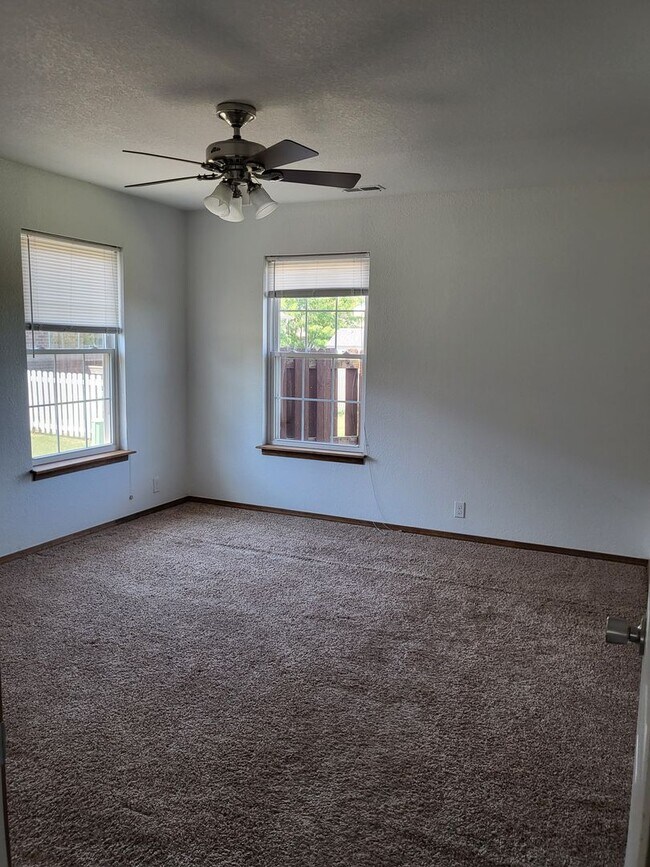 Building Photo - Chris Lane Duplex