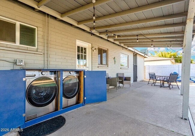 Building Photo - 1412 W 7th Pl