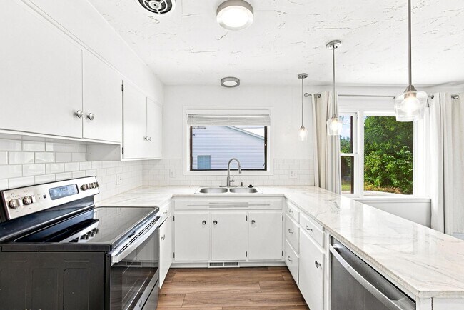 Building Photo - 204 Dove Ave