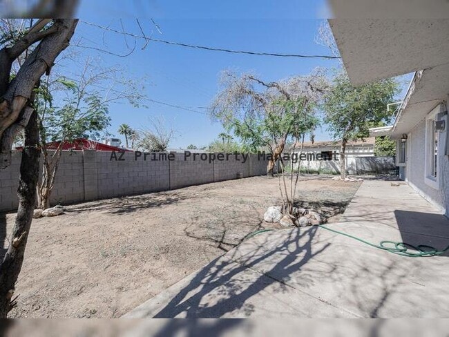 Building Photo - 452 S Mulberry