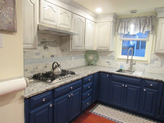 Primary Photo - Gorgeous 3 Bedroom Lowell Townhouse For Rent!