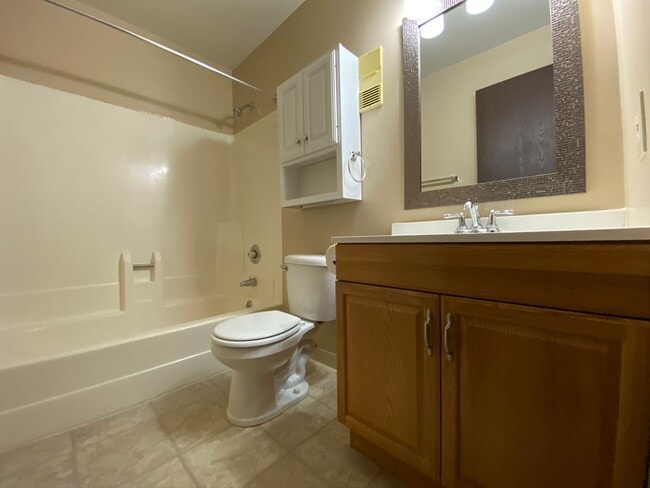 Building Photo - Spacious 1 BR Apartment in Lovely Location! Easy Access to Downtown & MORE! CALL TODAY!