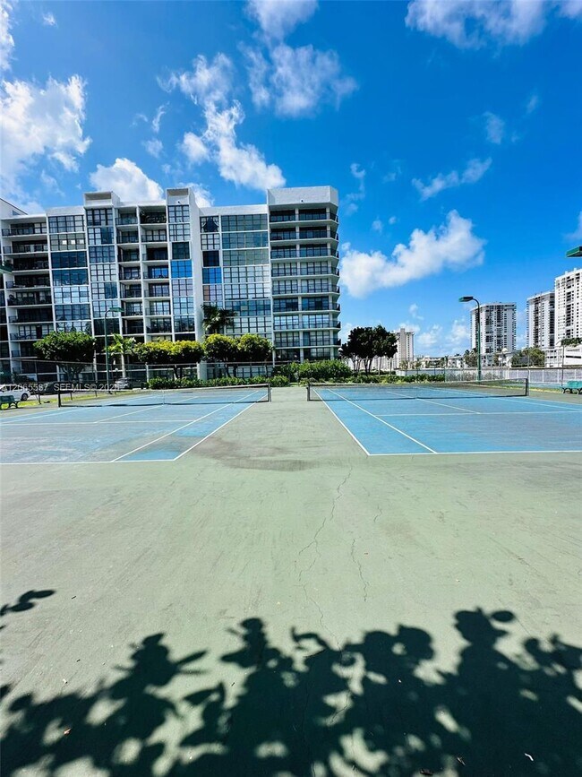 Building Photo - 800 Parkview Dr