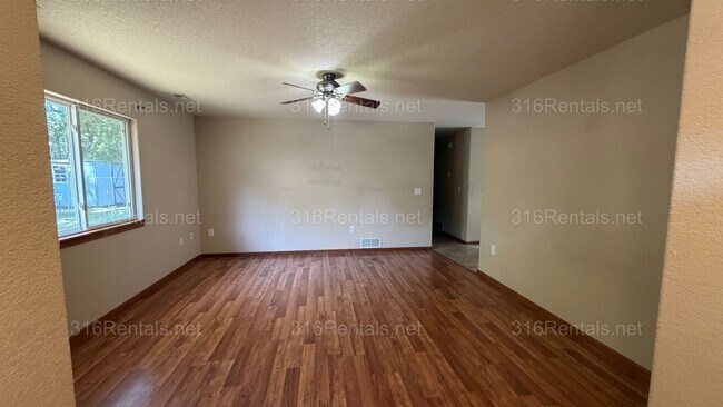 Building Photo - 314 E Columbia Ave
