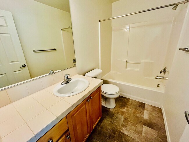 Building Photo - Amazing 3-Bedroom 2.5-Bathroom Townhouse i...