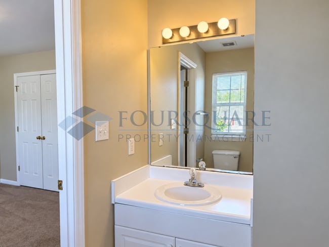 Building Photo - Inviting Townhome with En-Suite Secondary Bedroom, Back Patio & Community Pool – Raleigh Location