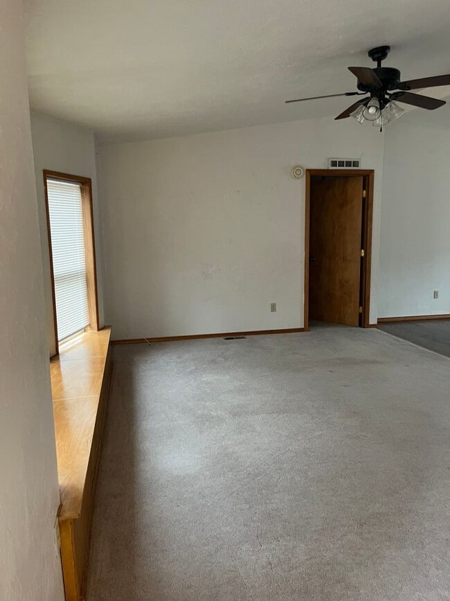 Building Photo - 261 Crest Dr
