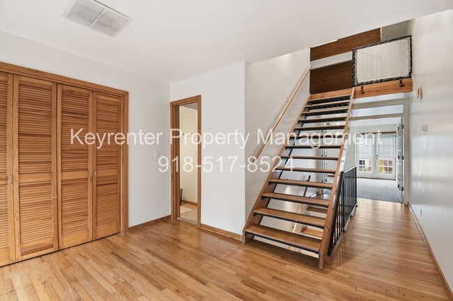 Building Photo - 2 Bed 2.5 Bath Right off Cherry Street!!