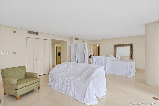 Building Photo - 2025 Brickell Ave