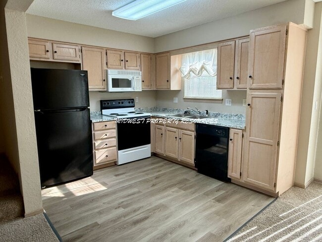 Building Photo - 2 Bedroom/2.5 Bath Townhome for Lease