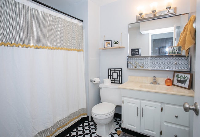 Building Photo - 3 bed 2 bed - in unit laundry - condo!