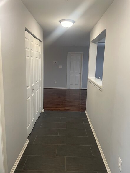Building Photo - 10024 Vanderbilt Cir