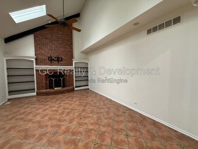 Building Photo - 882 Clarendon Ln
