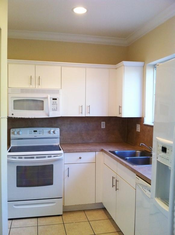 Building Photo - 2601 NE 41st Cir