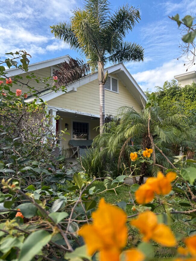 Building Photo - 839 N Orange Dr