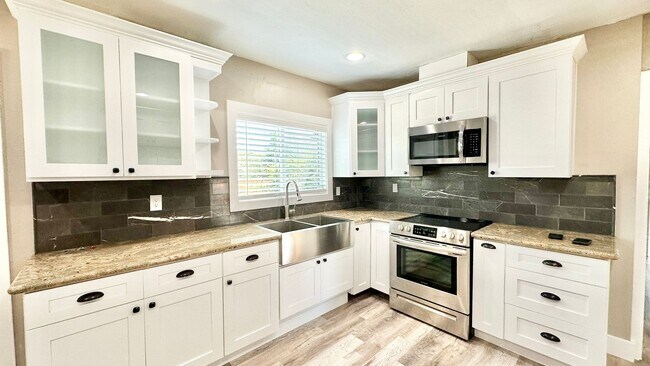 Building Photo - Lovely Single-Story Country Home on Wide Open Space with Detached Garage Space!