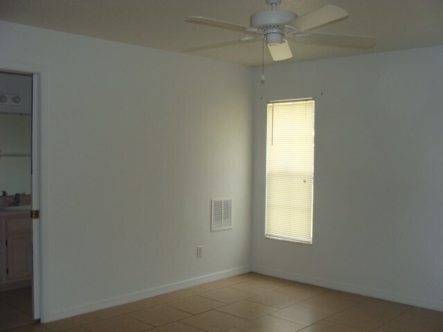 Building Photo - 3 Bed/2 bath 2 Car July 1 st  Call Carole ...