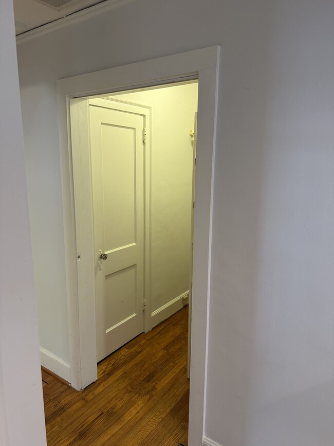 Building Photo - 913 Bryan Ave