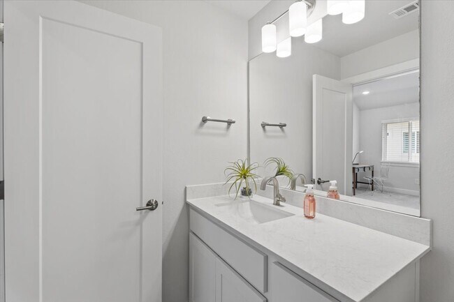 Building Photo - 28 Clearview Terrace Pl