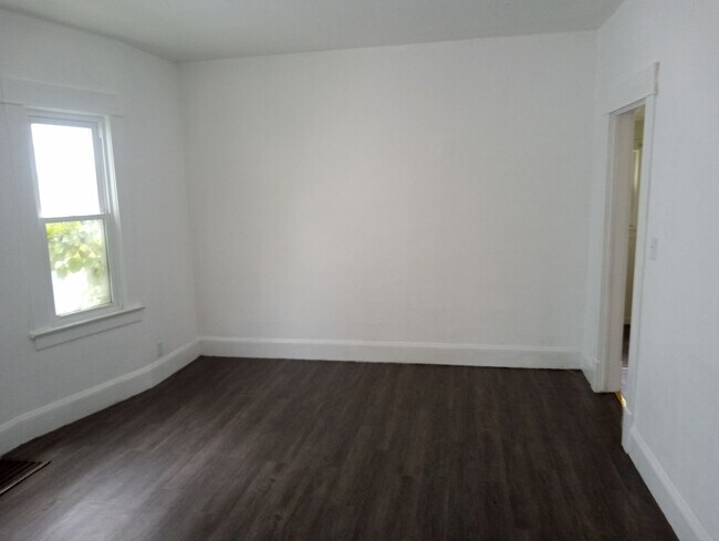 Building Photo - 422 Dexter St