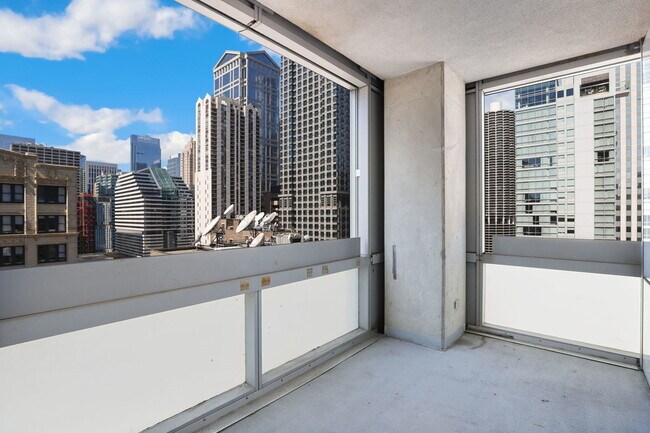 Building Photo - 8 E Randolph St
