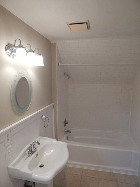 Building Photo - 2Bd/2Ba Two Story House - Available to View!