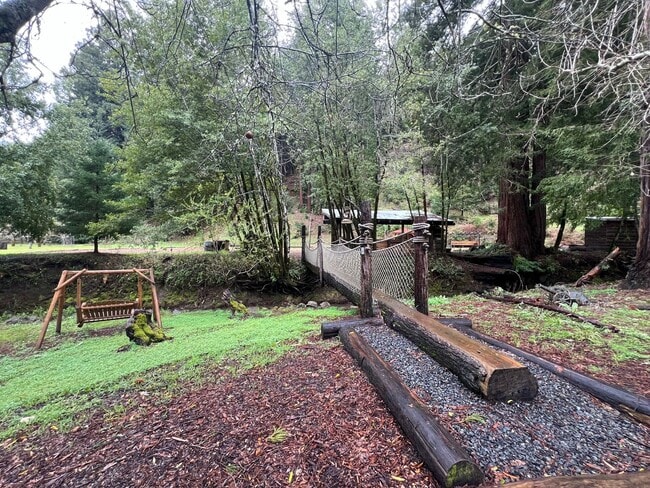 Building Photo - 1,100 square foot cottage on private 80 ac...