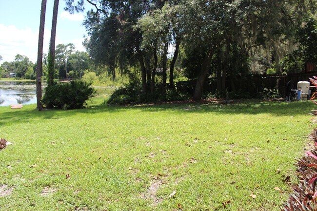 Building Photo - Beautiful 2 bedroom Lakefront Home