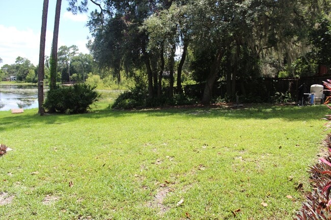 Building Photo - Beautiful 3 bedroom Lakefront Home