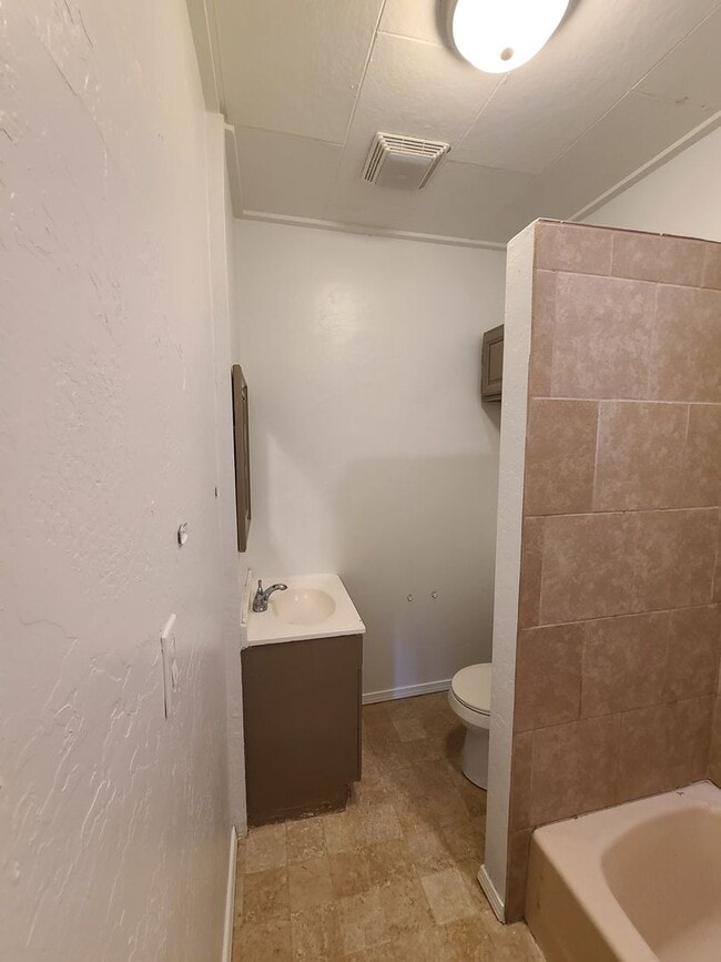 Building Photo - Edith