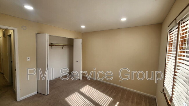 Building Photo - 985 West Ct
