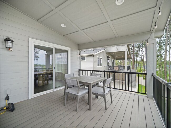 Building Photo - 4 bedroom Modern Home at Eagle Ridge Estates