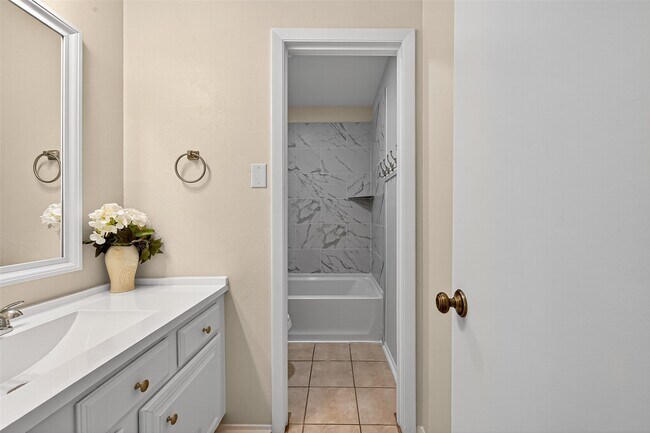 Building Photo - 813 Lakeview Dr