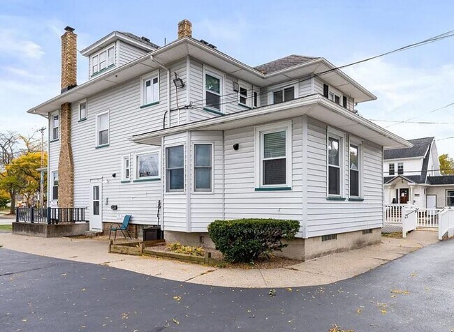 Building Photo - 2729 Dewey Ave