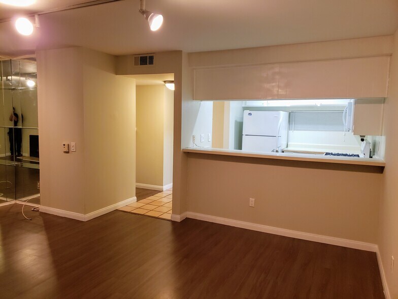 Building Photo - 550 Orange Ave