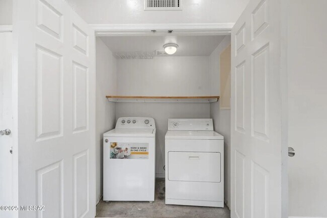 Building Photo - 2862 N Tyndall Ave
