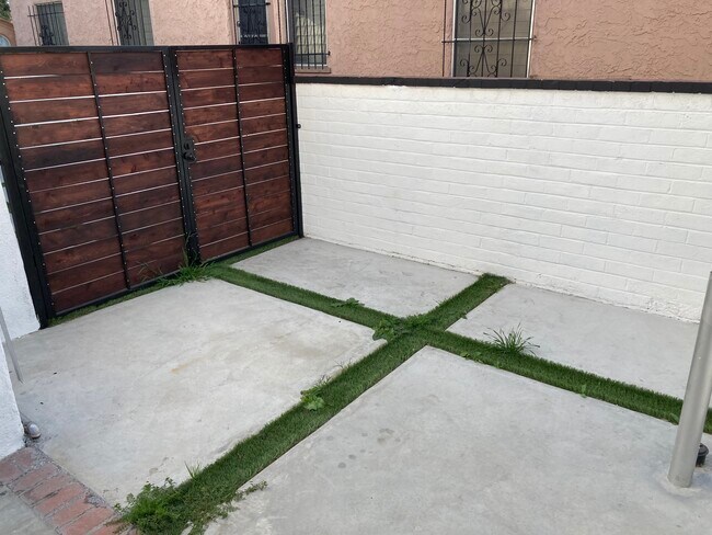 Building Photo - 3057 Vineyard Ave