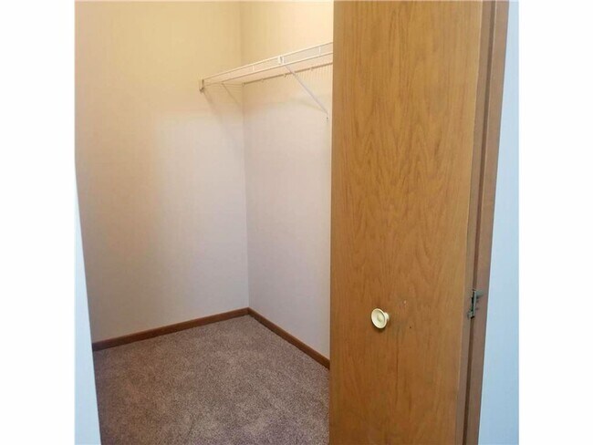 Building Photo - Awesome golden valley townhouse with 2 beds and 2.5 baths available 6/1/2024!