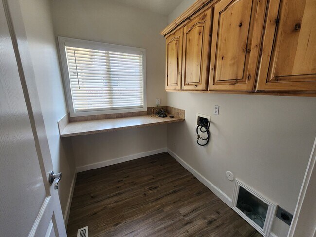 Building Photo - Remodeled 4 bedroom home