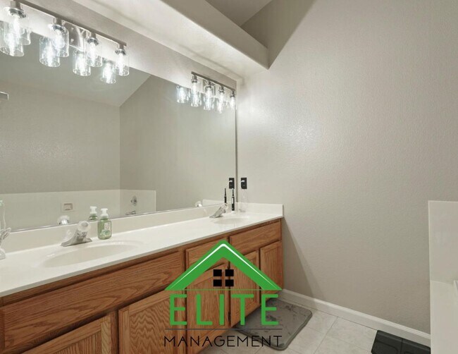 Building Photo - Spacious 4-Bedroom, 3-Bath Home in Desirab...