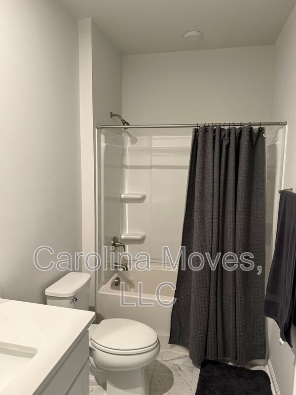 Building Photo - 717 Isleworth Ln